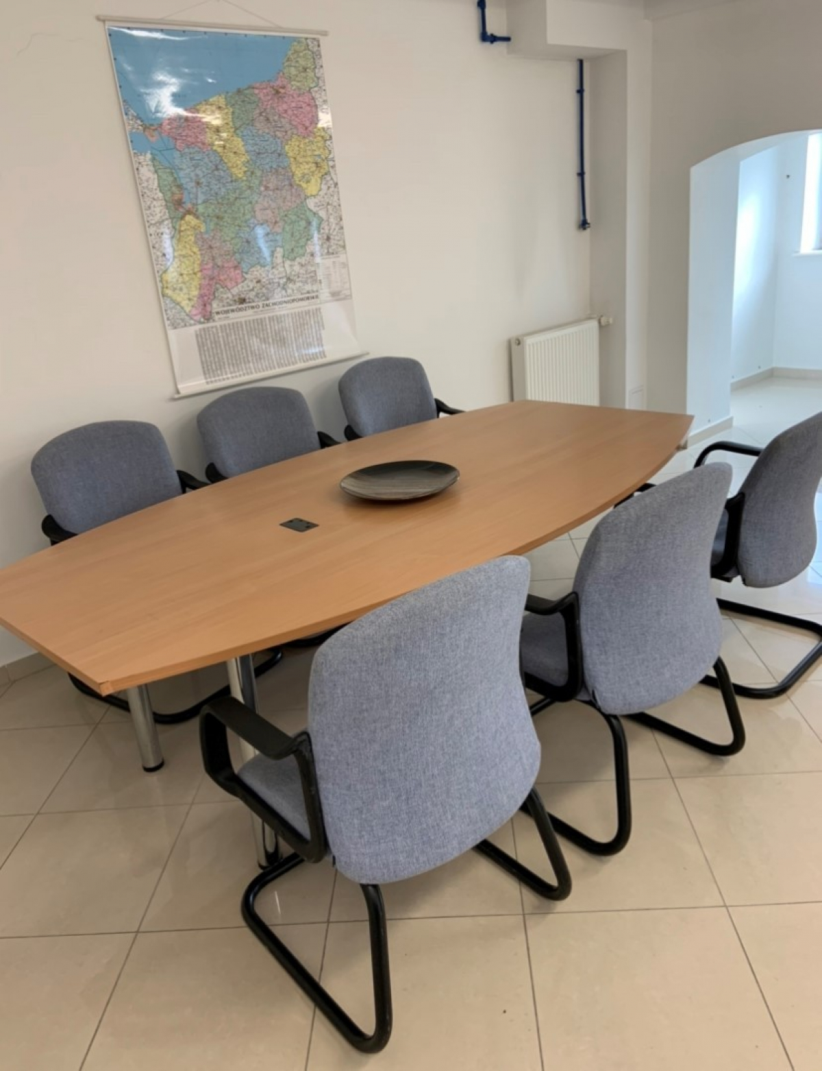 Stół konferencyjny z kompletem krzeseł