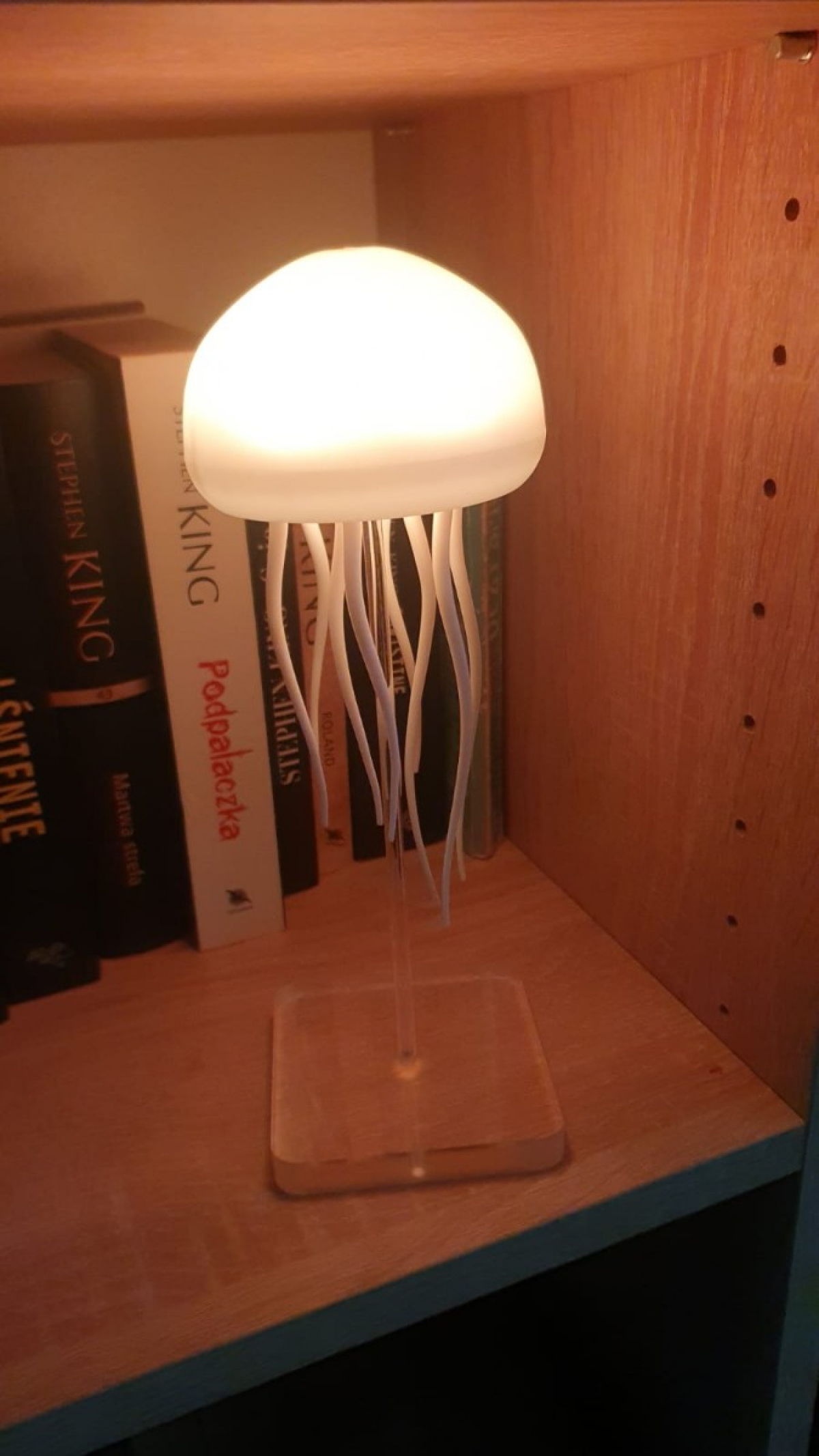 Bioniczna meduza RGB – lampka z ruchomymi mackami i USB