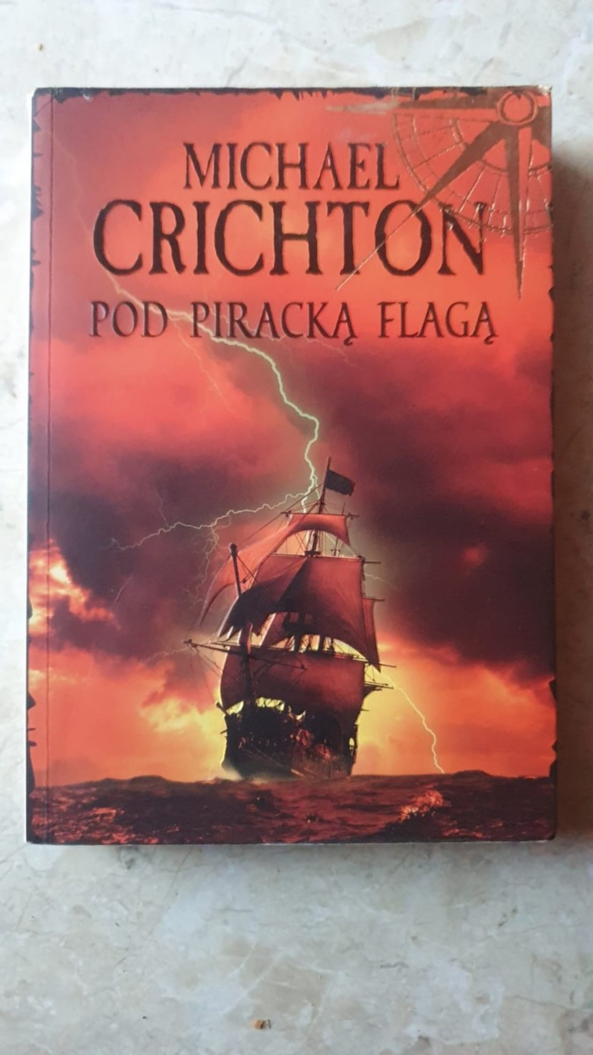 📚 Michael Crichton – Pod piracką flagą