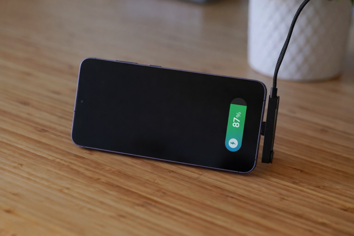 Kabel USB-C 1.50 cm 240W z wtykiem kątowym i stojakiem