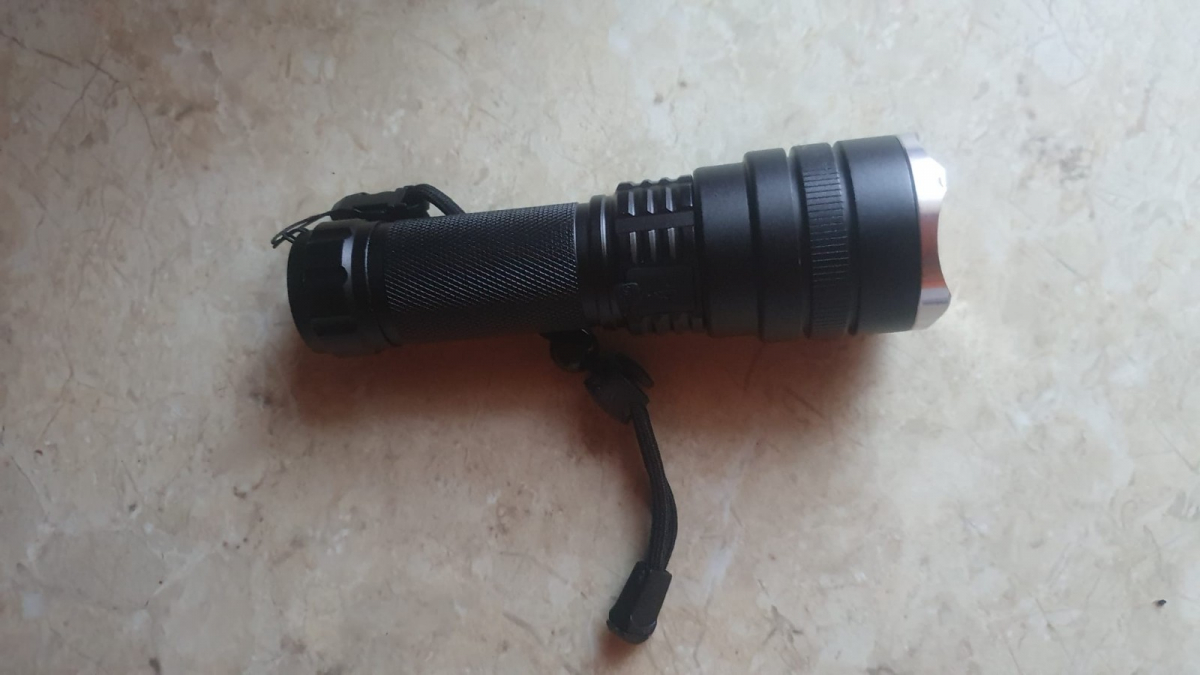 Latarka LED P90 Super Light – Akumulator 18650 3.7V, USB, Wodoodporna, Zoom, Wysoka Moc