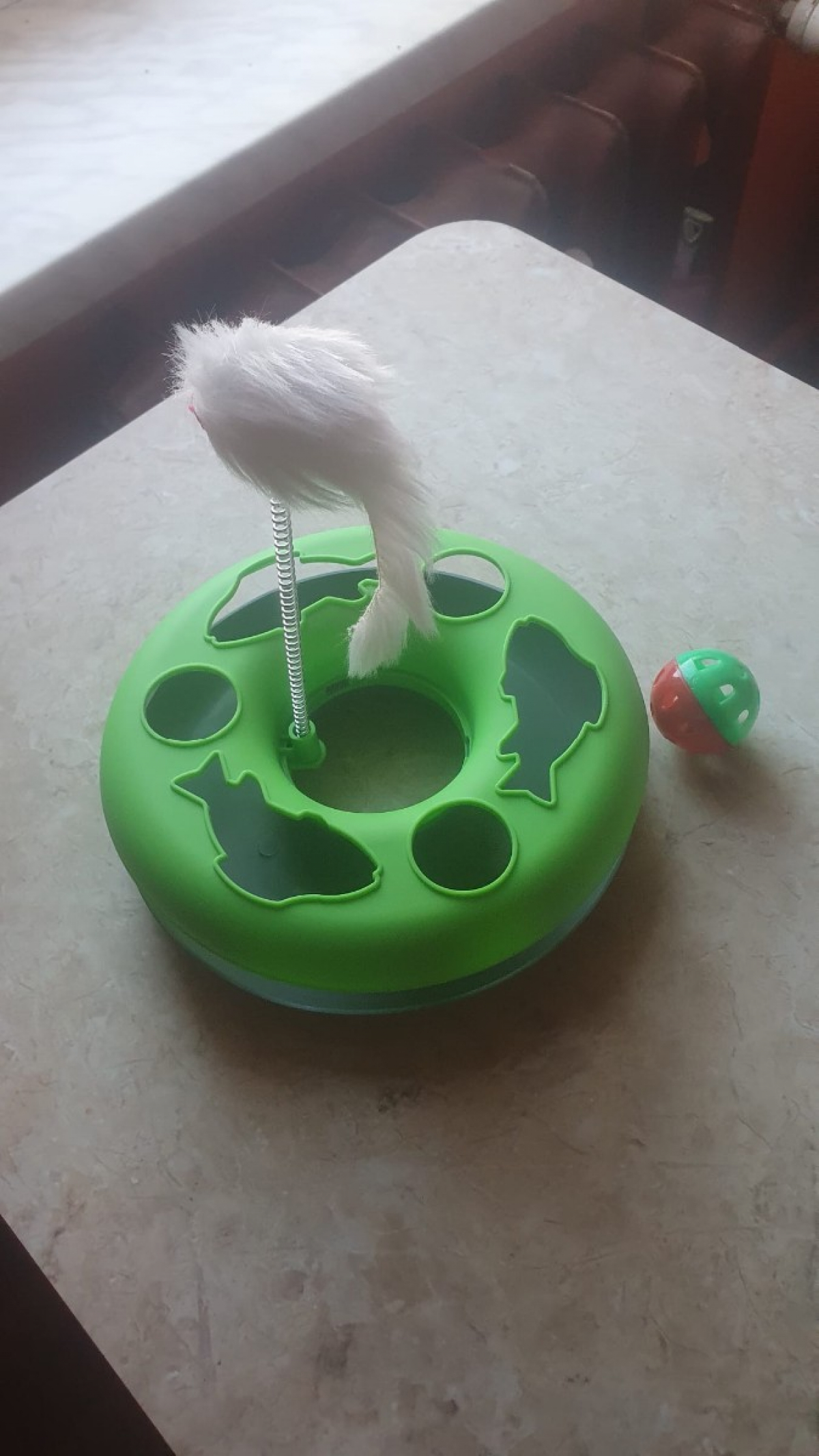 Interaktywna zabawka dla kota z piórkiem i torem na piłkę