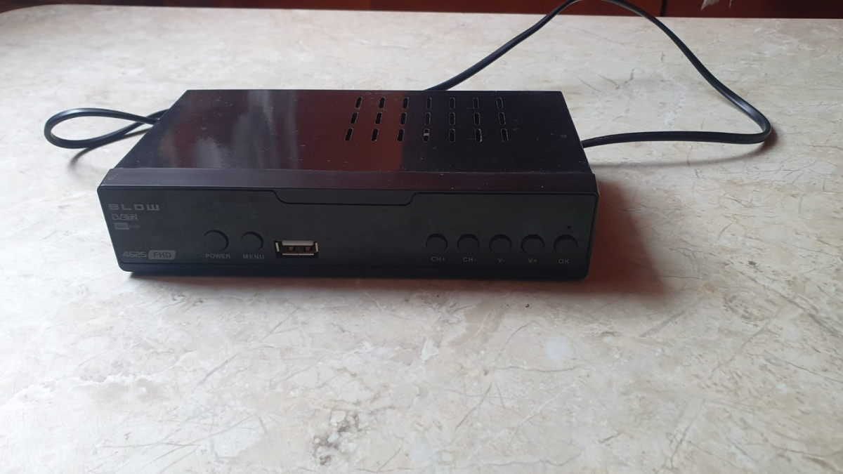 Tuner DVB-T Blow DV3 – Full HD, uniwersalne podłączenie, stan praktycznie nowy