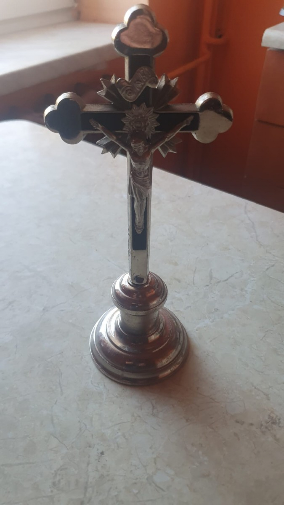 Krzyż stojący – klasyczny symbol wiary i tradycji