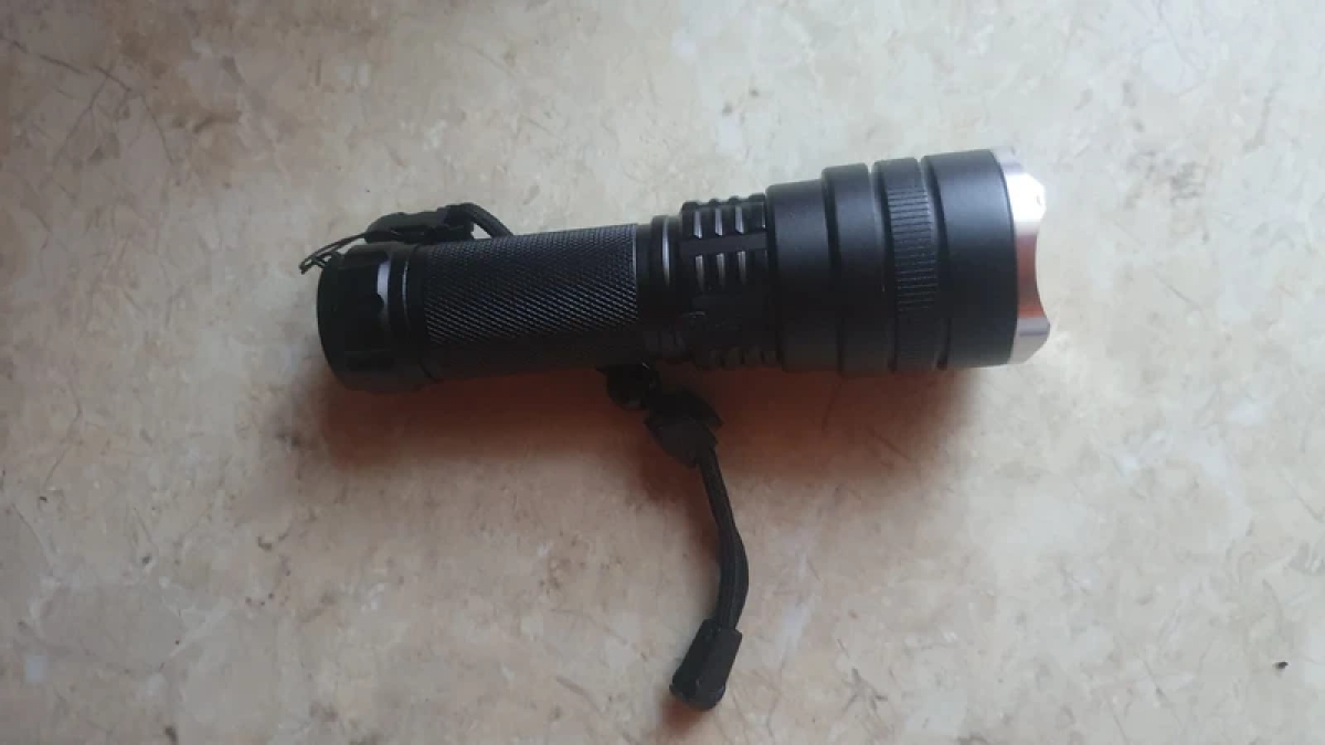 Latarka LED P90 – Akumulator 18650 3.7V, USB, Wodoodporna, Zoom