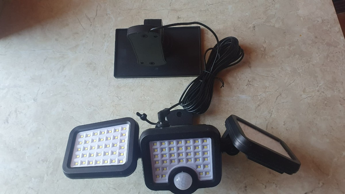 Lampa Solarna LED z Czujnikiem Ruchu – Do Naprawy