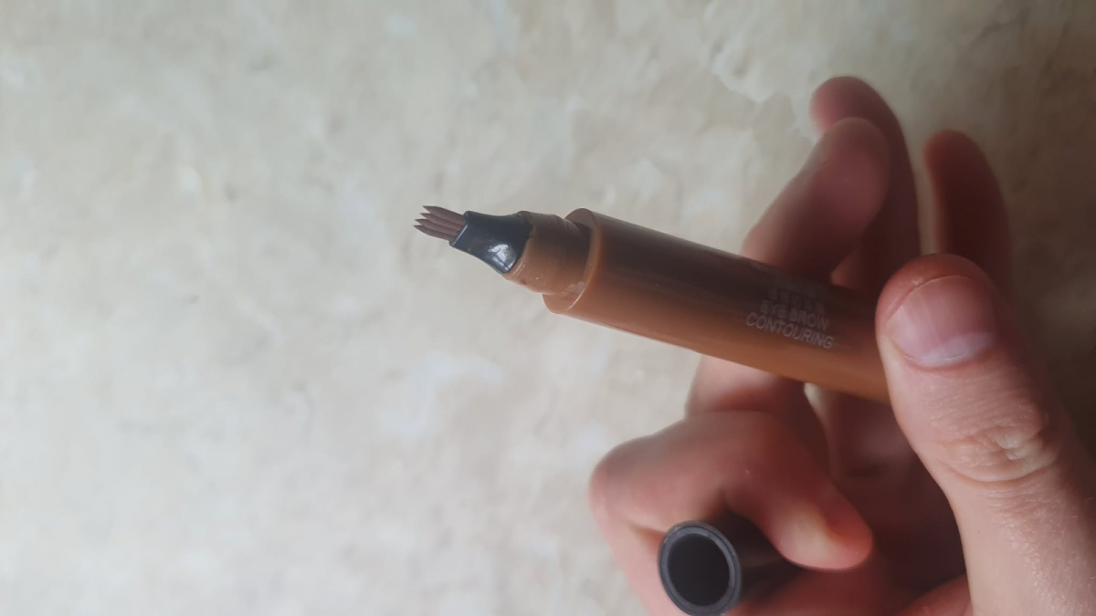 Czterokońcówkowy, wodoodporny pisak do brwi – odcień #01 Light Brown (jasny brąz)